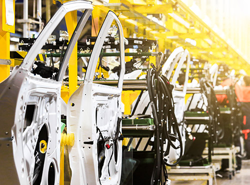 Trillingen van de carrosserie zorgen voor overdracht van het geluid. Bij de fabricage van een automobiel is de geluidsabsorptie van de portieren en andere stukken plaatwerk heel belangrijk bij het bestrijden van lawaai.