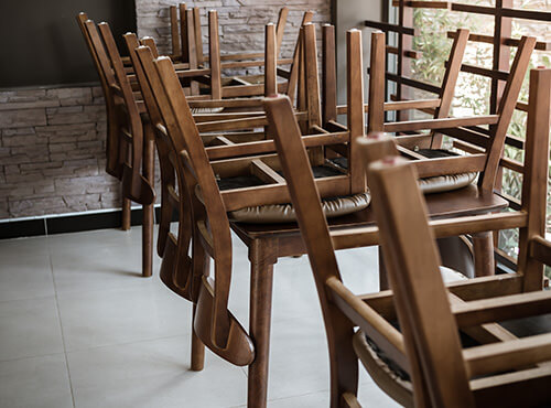 Een slechte akoestiek jaagt gasten weg Een restaurant zonder geluidsisolatie: de stoelen staan op de tafels en de gasten blijven weg.