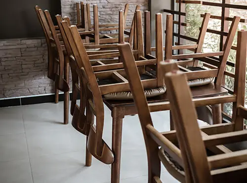 Een restaurant zonder geluidsisolatie: de stoelen staan op de tafels en de gasten blijven weg.