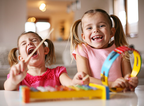 Lawaai op scholen en kleuterscholen Kinderen in de kleuterschool maken lawaai met hun instrumenten