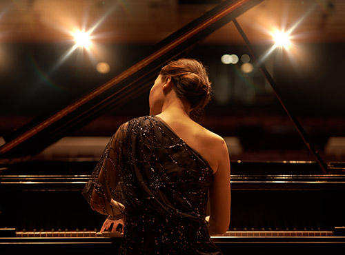 Een goede akoestiek in de concertzaal voor groots klinkende momenten Geluidswering in de concertzaal verbetert de akoestiek - een pianiste bij haar grootse optreden