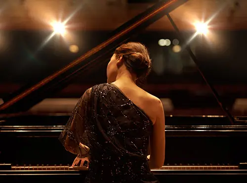 Geluidswering in de concertzaal verbetert de akoestiek - een pianiste bij haar grootse optreden
