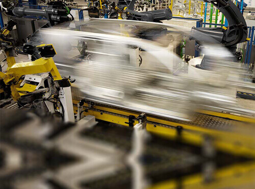 Lawaaiige machines bij de fabricage van auto's Een industriële installatie in een autofabriek maakt heel wat lawaai.