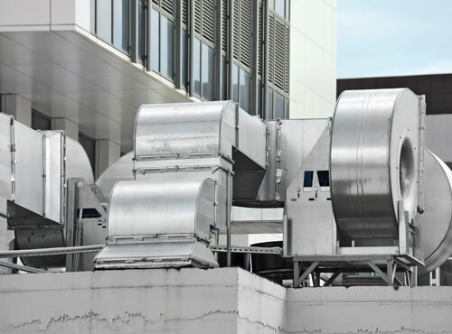 Metalen constructies rond grote machines dragen de geluiden over. Een grote machine met een ommanteling van metaal brengt zonder geluidsisolatie trillingen en lawaai voort.