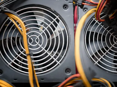 Ventilatoren in computers zijn vaak de oorzaak van lawaai in de serverruimte. Geluidsisolatie zorgt voor rust.