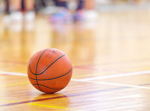 Een onaangename nagalm in sporthallen Grote ruimten en harde oppervlakken weerkaatsen het geluid, waardoor een onaangename nagalm ontstaat. geluiddemping in de sporthal zorgt voor rust.