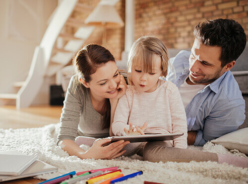 Een goede ruimteakoestiek in de woning Een gezin dat er behaaglijk bij zit - met geluidsisolatie in de woning.