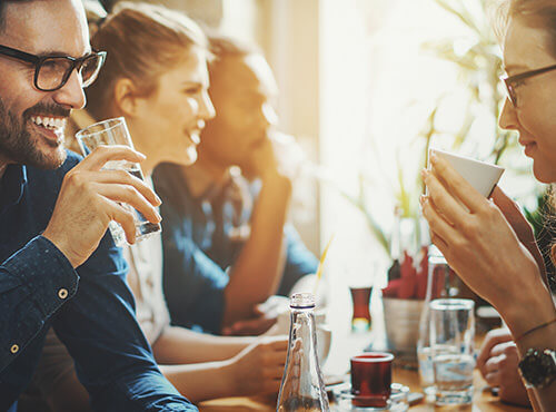 Geluidsisolatie verbetert de communicatie Dankzij een effectieve geluidsisolatie in het restaurant zitten de gasten er ontspannen bij.