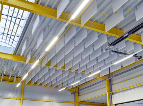 Akoestische schotten in de industriehal Akoestische schotten/plafondschotten in een industriehal