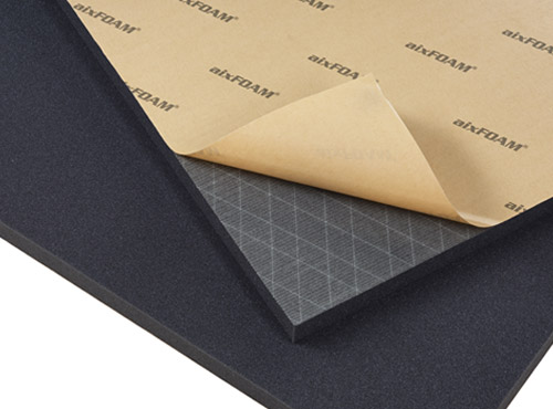 Zelfklevende aixFOAM absorptieplaten aixFOAM absorptieplaten met een praktische zelfklevende rugzijde vergemakkelijken het aanbrengen ervan.