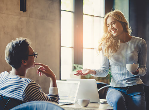 Absorptieplaten verbeteren de communicatie. Als mensen gemakkelijker met elkaar kunnen communiceren doordat de ruimteakoestiek verbeterd is, zal het gehele team ook beter werken.