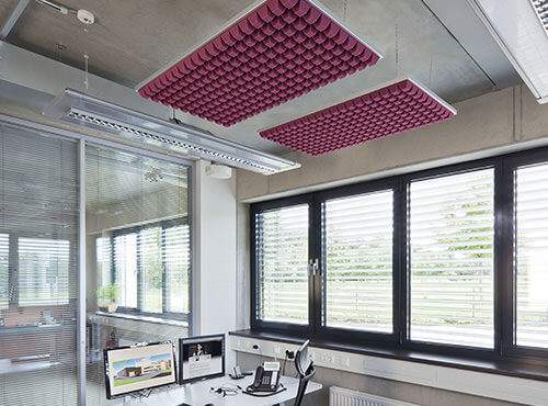 Absorptieplaten op kantoor en in het callcenter Absorptieplaten in een ophangcassette boven een werkplek in een kantoor