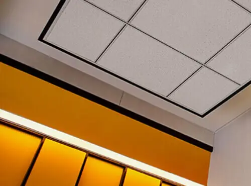 Geluidsisolatie voor wand en plafond in een evenementenhal beschermt tegen geluidsoverlast.