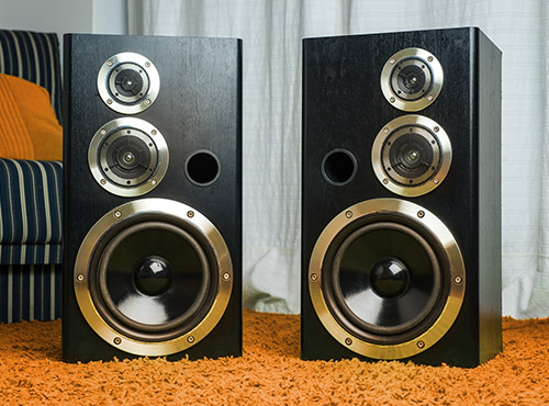 Isolatie van een subwoofer Basluidsprekers en subwoofers wekken sterke trillingen op en moeten daarom afdoende worden geïsoleerd.