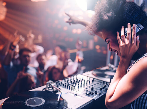 Een perfecte sound – geluidsisolatie in de disco en de club De gasten gaan helemaal op in de muziek. Geluidsisolatie zorgt voor een optimale klank in de disco en de club en vermindert het lawaai.