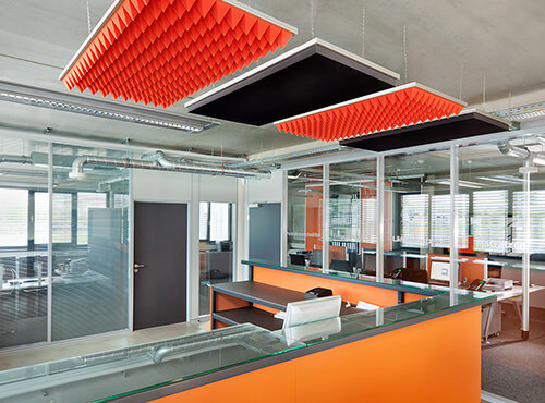 Absorptieplaten in een ophangcassette van aluminium Absorptieplaten in een ophangcassette in een kantoor, als geluidswering.