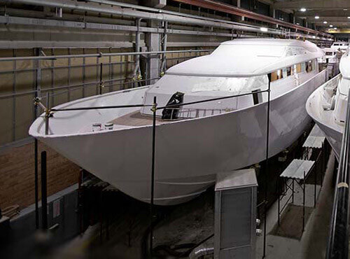 Geluidsabsorptie in de scheepsbouw Een schip ligt op de werf: geluidsabsorptie speelt al tijdens de bouw van een schip een belangrijke rol.