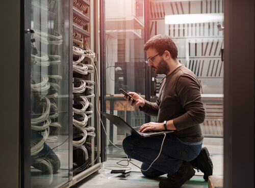 Geluidsisolatie in de serverruimte Een medewerker checkt de techniek in de geluidsgeïsoleerde serverruimte.
