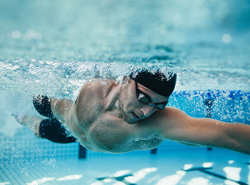 Geluidsisolatie in het zwembad Geluidsisolatie in het zwembad verbetert de ruimteakoestiek voor sporters en bezoekers.