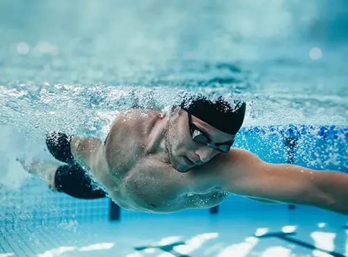 Geluidsisolatie in het zwembad verbetert de ruimteakoestiek voor sporters en bezoekers.