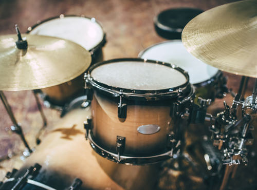 Er komt heel wat kijken bij het dempen van het geluid van een percussie-instrument in de geluidsstudio. Het geluid van een percussie-instrument in een repetitieruimte moet worden gedempt.
