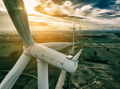 Geluidsisolatie bij een windmolen Een windmolen zorgt niet alleen voor elektriciteit, maar ook voor lawaai. Het achteraf geluidsisolerend maken daarvan is dus verstandig.