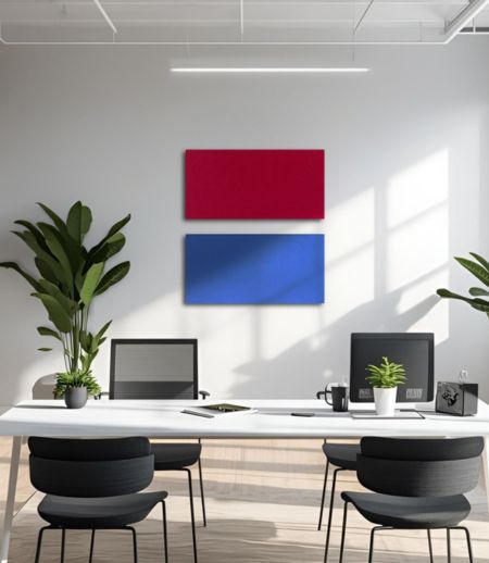 Akoestische absorber FELT in designrood en koningsblauw als geluidsisolatie op kantoor
