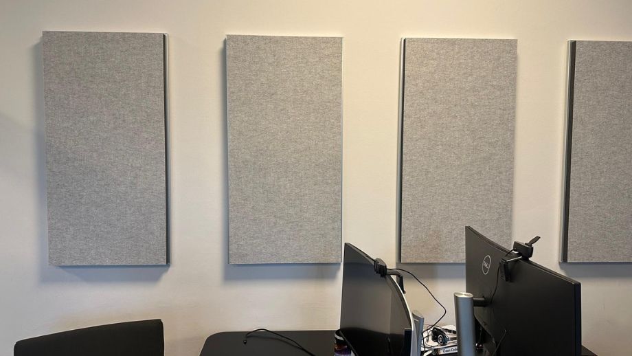 Akoestische absorber met vilten oppervlak in het kantoor