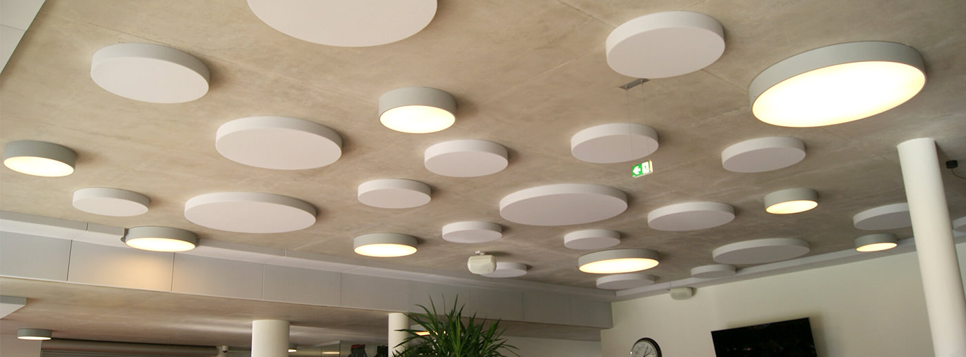 aixFOAM akoestisch plafond op het plafond van een bar.