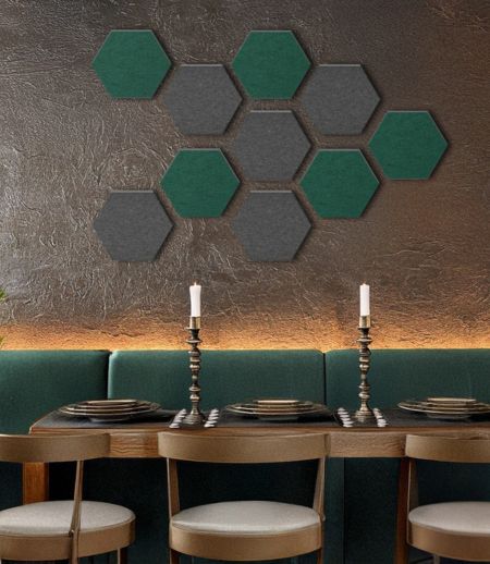 Geluidsabsorber met vilten oppervlak, passend bij de inrichting van het restaurant