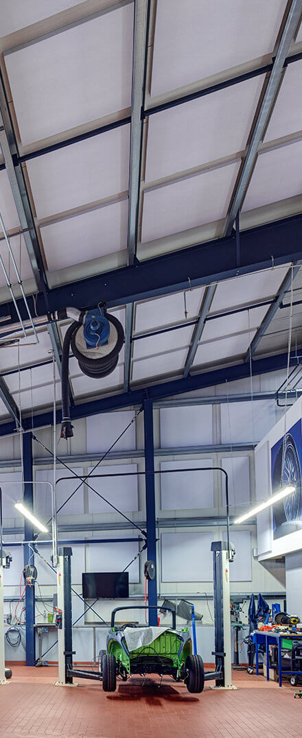 FLEX Industry geluidsisolatiepanelen op het plafond van een werkplaats
