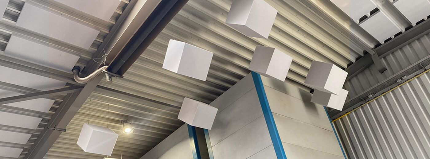FLEX Industry geluidsisolatiepanelen op het plafond van een werkplaats