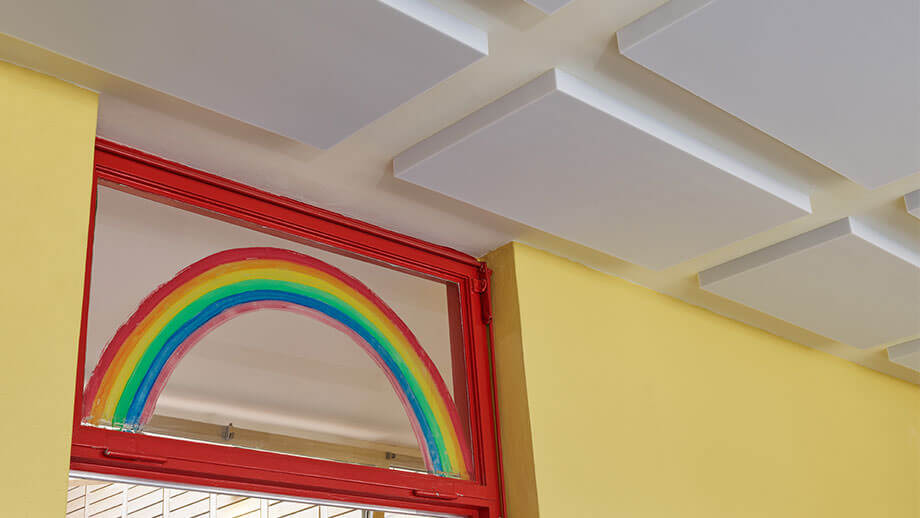 Geluidsabsorber aan het plafond van een kleuterschool