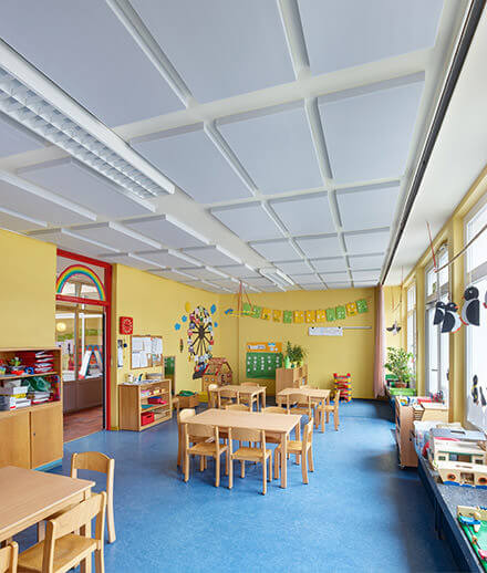 Geluidsabsorber FLAT Plus aan het plafond van een kleuterschool