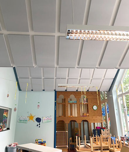 Geluidsabsorber FLAT Plus aan het plafond van een kleuterschool