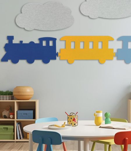 Geluidsabsorber SCHLUMMERLAND Emma, Waggon en Cloud aan de muur van een kleuterschool Geluidsabsorber SCHLUMMERLAND Emma, Waggon en Cloud aan de muur van een kleuterschool