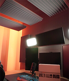 aixFOAM ROW tegels aan de wand en hangende cassettes (upFRAME) aan het plafond