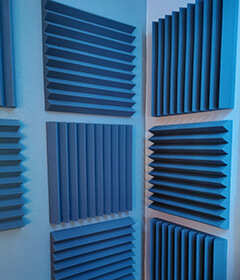 aixFOAM driehoeksabsorber in montage/hangcassette (upFRAME) aan wand en plafond