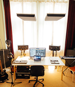 aixFOAM geluidsabsorbers in hangende cassettes (upFRAME) boven de luisterplek