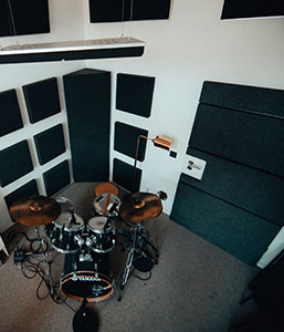 Drumhoek met aixFOAM wand en bass-absorbers