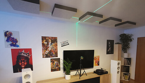 Zelfklevende (STICKY) akoestische absorbers aan het plafond in een hifi-studio