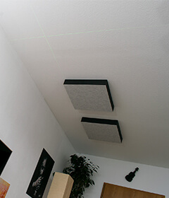 Zelfklevende (STICKY) akoestische absorbers aan het plafond in een hifi-studio